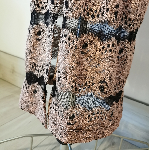 Fitted lace dress - Picture 7 of 8